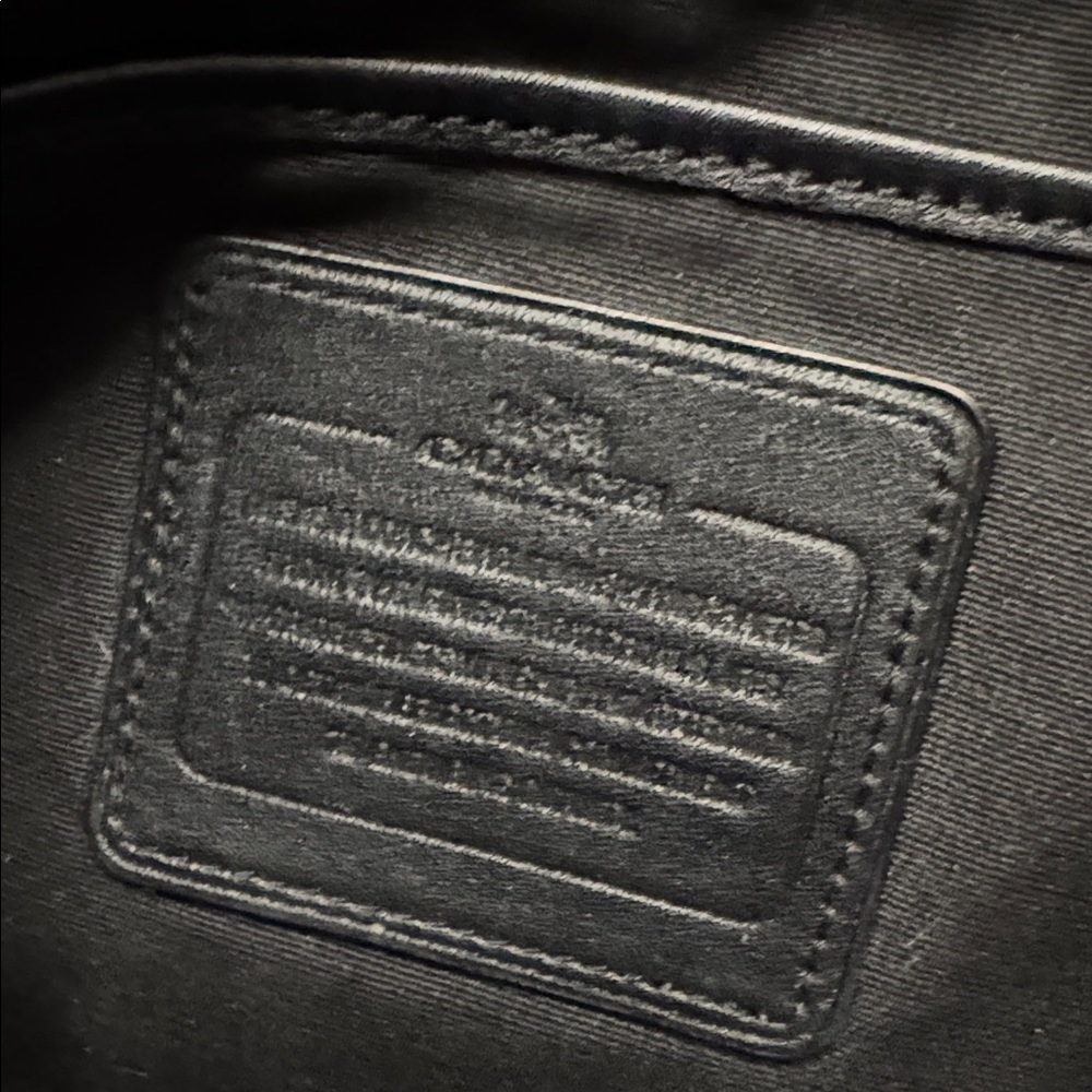 Coach Black Signature purse in good condition - Picture 8 of 8